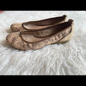Giani Bernini Women’s Size 6 Brown Bronze Snakeskin Look Kat Flats Preowned.